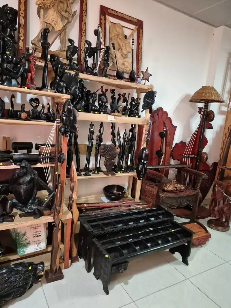 Masques et sculptures de l’artisanat camerounais