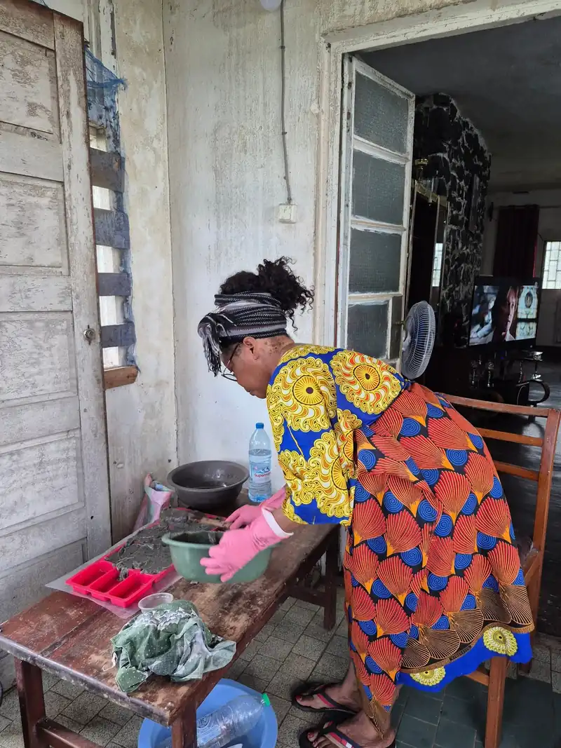 Couturière au travail dans son atelier