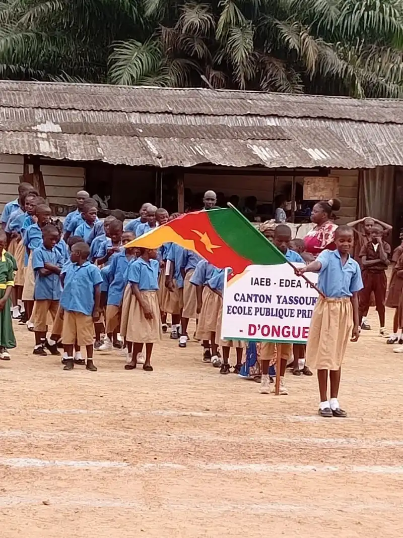 Défilé des élèves du canton Yassoukou avec le drapeau camerounais