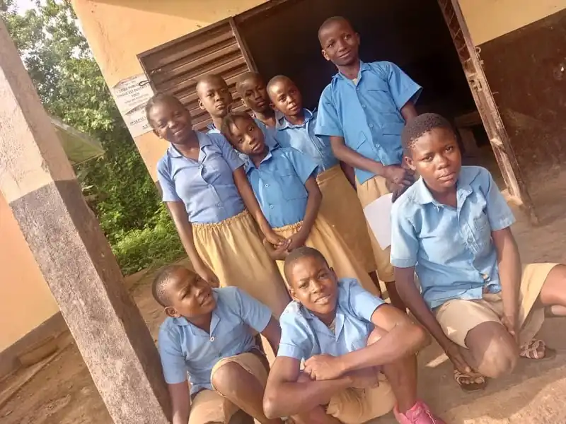 Groupe d'élèves devant leur école