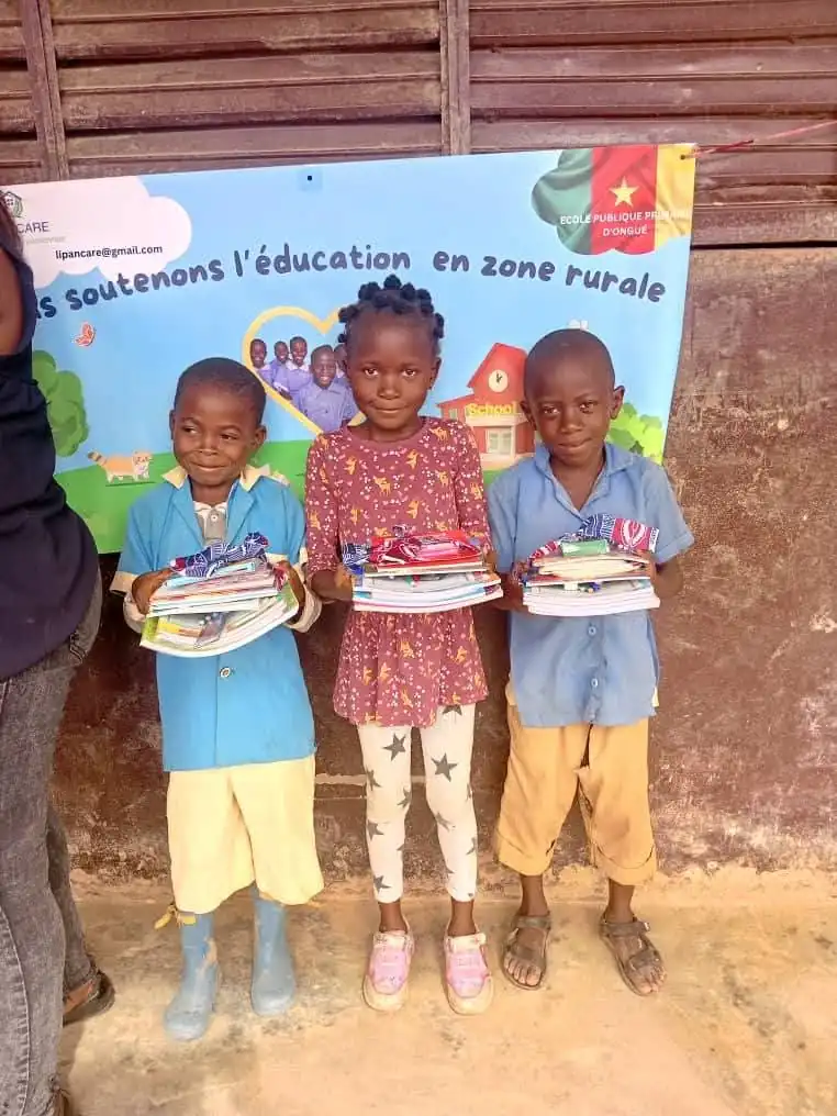Trois élèves reçoivent leurs fournitures scolaires