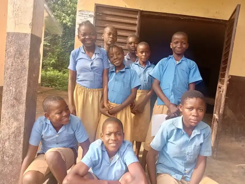 Élèves de l'école publique d'Ongué (Édéa, Cameroun) réunis devant leur classe